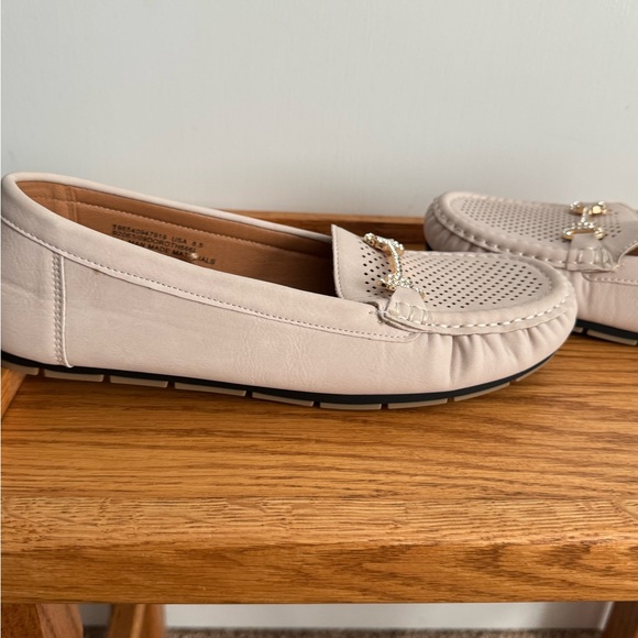Michael Kors Cream Perforated Loafers for Women - Picture 5 of 7